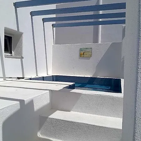 Hotel Boutique In Santorini Next To The Sea
